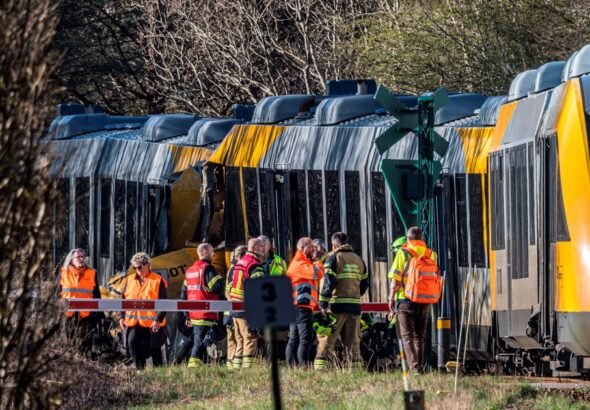 Violento choque frontal de dos trenes en Dinamarca: al menos 17 heridos y un gran despliegue de emergencia