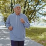 Cuántos minutos hay que caminar por día después de los 60 para bajar de peso según dos entrenadoras