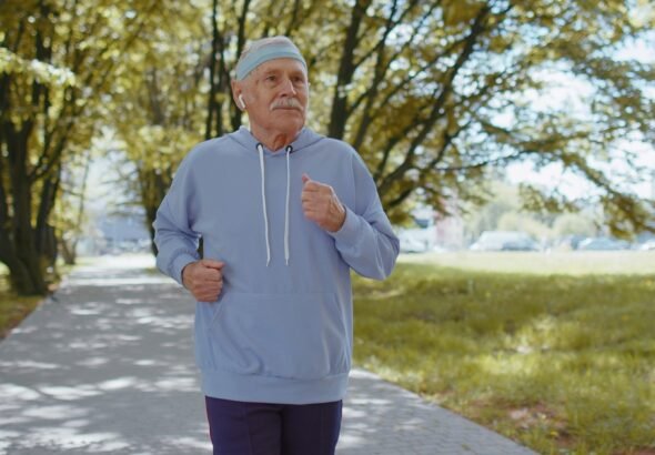 Cuántos minutos hay que caminar por día después de los 60 para bajar de peso según dos entrenadoras