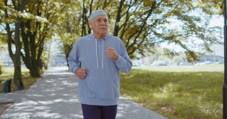 Cuántos minutos hay que caminar por día después de los 60 para bajar de peso según dos entrenadoras