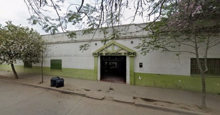 Escalada de violencia escolar: discutió con dos compañeros durante la clase de educación física y los apuñaló a la salida