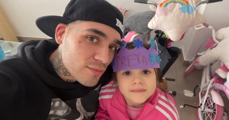 El dúo rapero cordobés de padre e hija que es furor en redes sociales y ya conquista las calles españolas improvisando sobre lo que ve