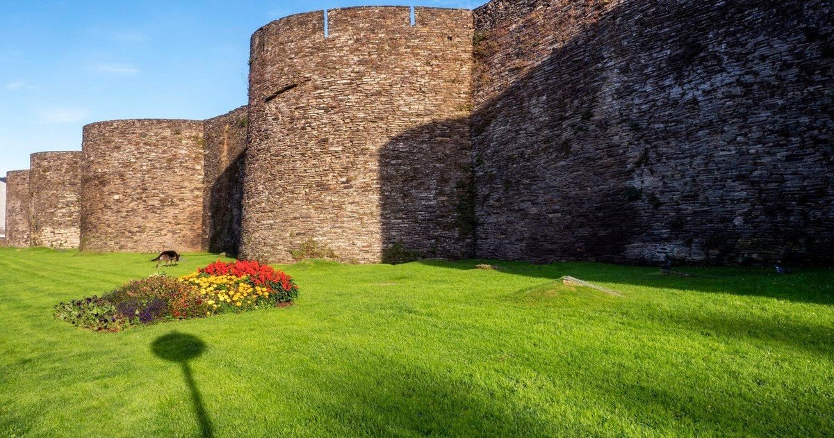 Tiene más de 2 km y 2.000 años: la muralla romana que aún se puede recorrer completa