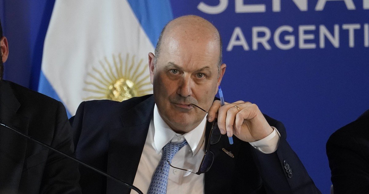 Sturzenegger sorprendió a dos gobernadores y les pidió que voten una ley para exportar