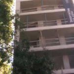 Un obrero cayó desde el tercer piso de una obra en construcción y sufrió graves heridas