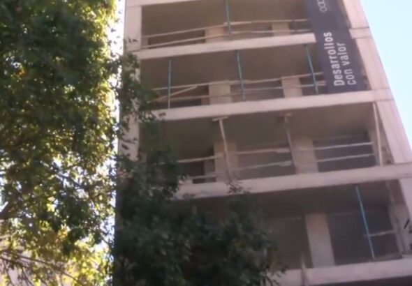 Un obrero cayó desde el tercer piso de una obra en construcción y sufrió graves heridas