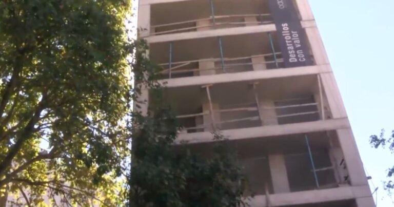 Un obrero cayó desde el tercer piso de una obra en construcción y sufrió graves heridas