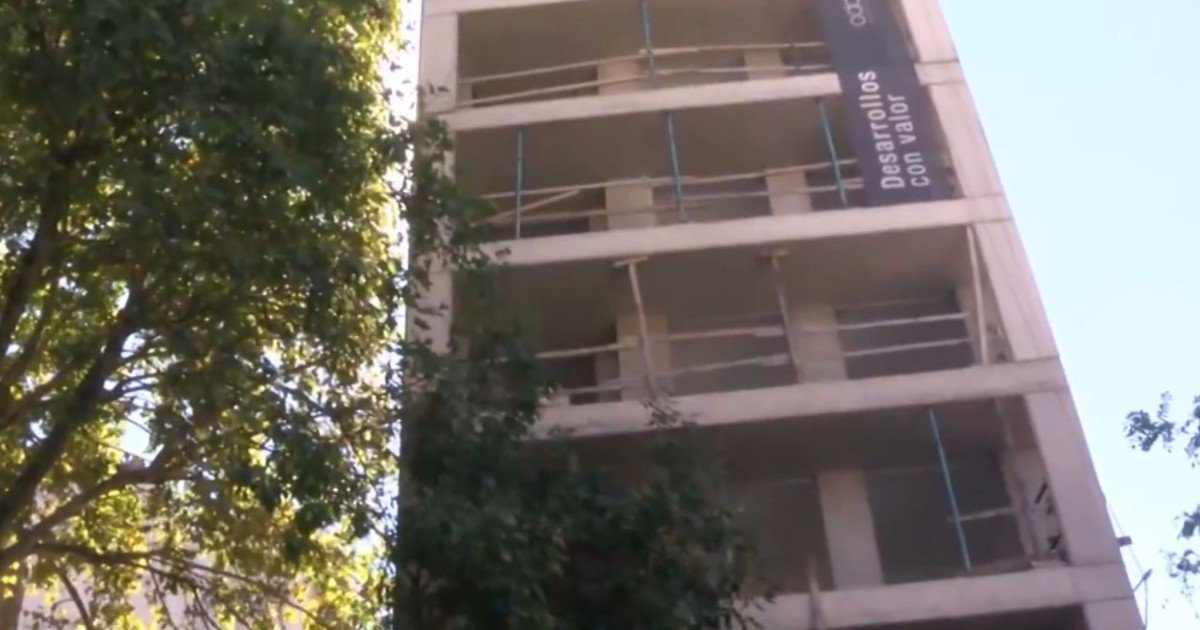 Un obrero cayó desde el tercer piso de una obra en construcción y sufrió graves heridas