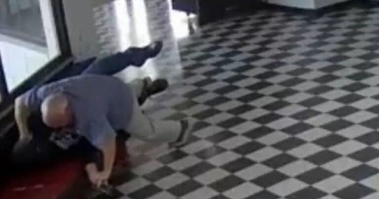 El director de una escuela de Oklahoma evitó una masacre: se abalanzó sobre un joven armado y frustró un ataque a los estudiantes