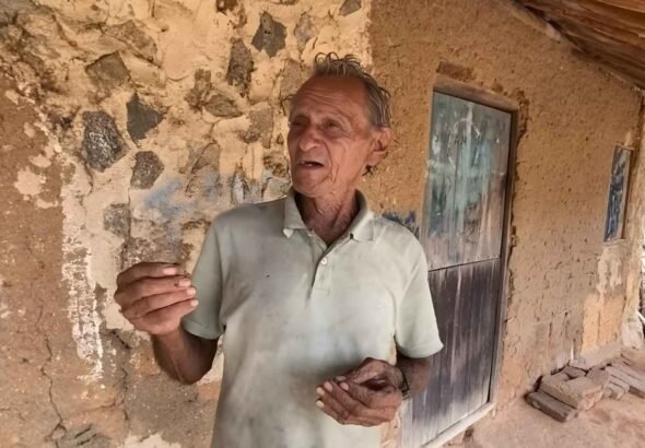 Tiene 80 años, vive en una casa de adobe construída en 1920, saca agua de un pozo y cocina a leña