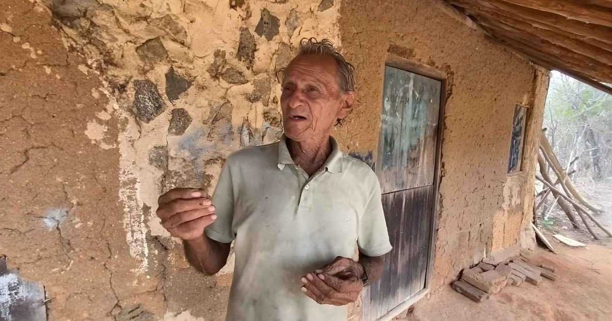 Tiene 80 años, vive en una casa de adobe construída en 1920, saca agua de un pozo y cocina a leña