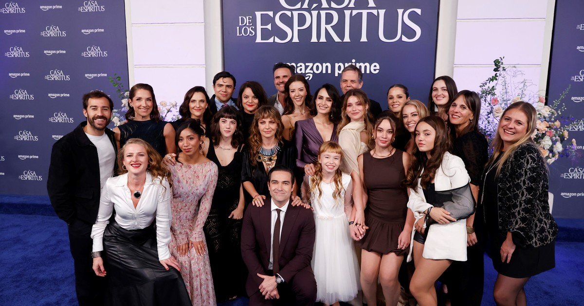 La casa de los espíritus presentó su serie en Chile con una alfombra azul colmada de figuras y fans