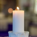 Qué significa frotar una vela blanca en el marco de la puerta de entrada, según la psicología