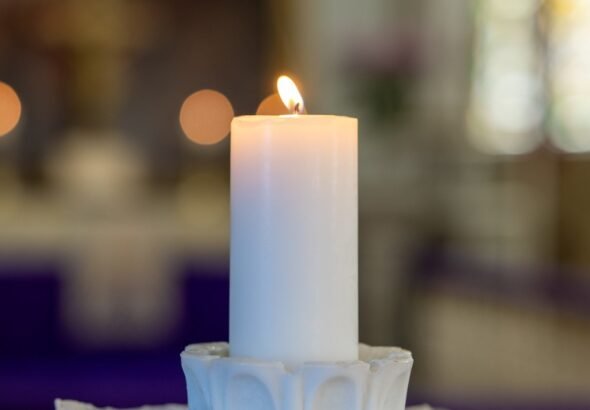 Qué significa frotar una vela blanca en el marco de la puerta de entrada, según la psicología