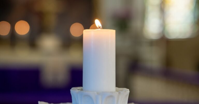 Qué significa frotar una vela blanca en el marco de la puerta de entrada, según la psicología