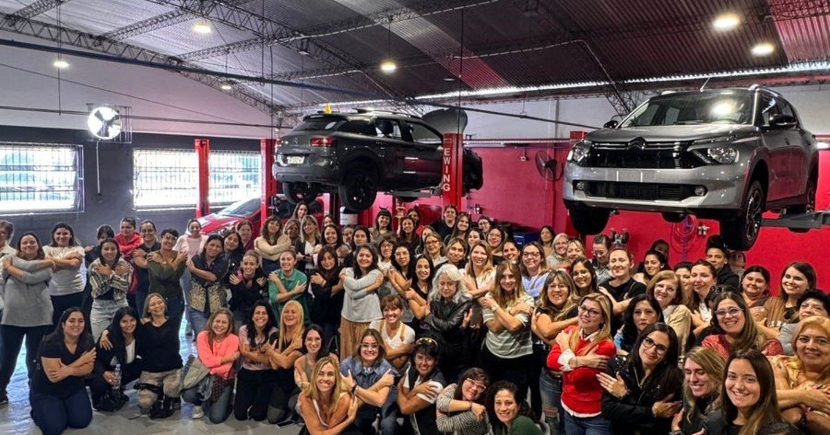 Creó una comunidad de conductoras que las ayuda a perder el miedo: "Manejar te permite hacer de todo"
