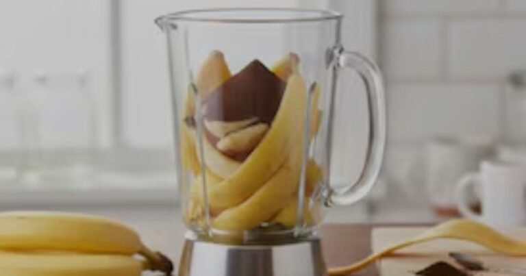 Mezclar café usado con cáscara de banana y agua: para qué sirve y por qué recomiendan hacerlo
