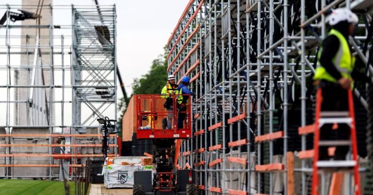 Trabajar sin licencia como electricista, constructor o barbero en Texas: aumentan los riesgos para migrantes por la entrada en vigor de una nueva ley de Abbott