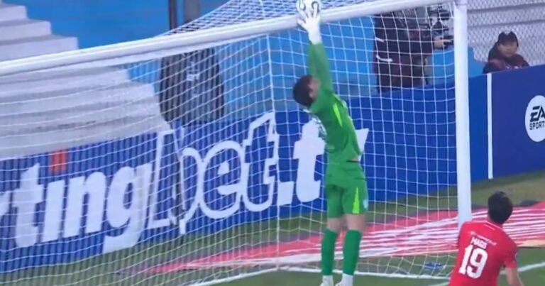 El blooper del arquero de Racing que lo elimina de la Copa Sudamericana: ¿era falta del delantero de Caracas?