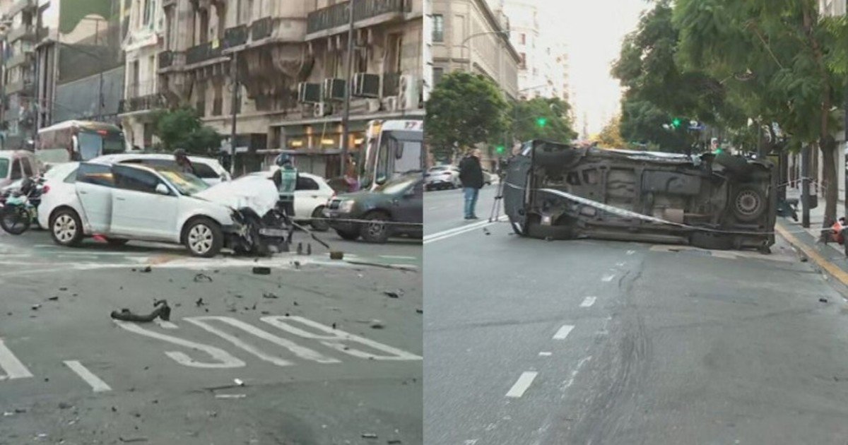 Violento choque entre un patrullero y un auto en Corrientes y Callao: hay siete heridos y el móvil policial terminó volcado