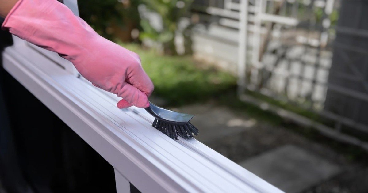 Poner bicarbonato en las guías de las ventanas: para qué sirve y por qué lo recomiendan