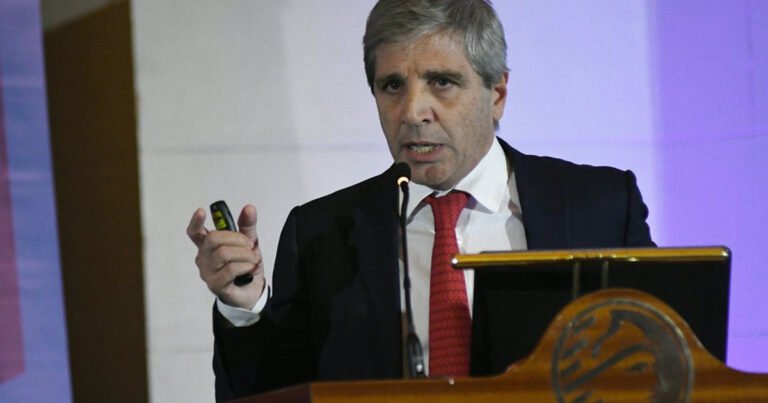 ¿Se agota la "motosierra"? El Gobierno cree que no hay margen para ajustar más el gasto y busca sumar recaudación