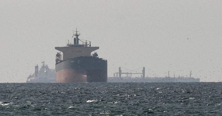 Extraño incidente con un barco incautado frente a Emiratos Árabes y que se dirige a Irán