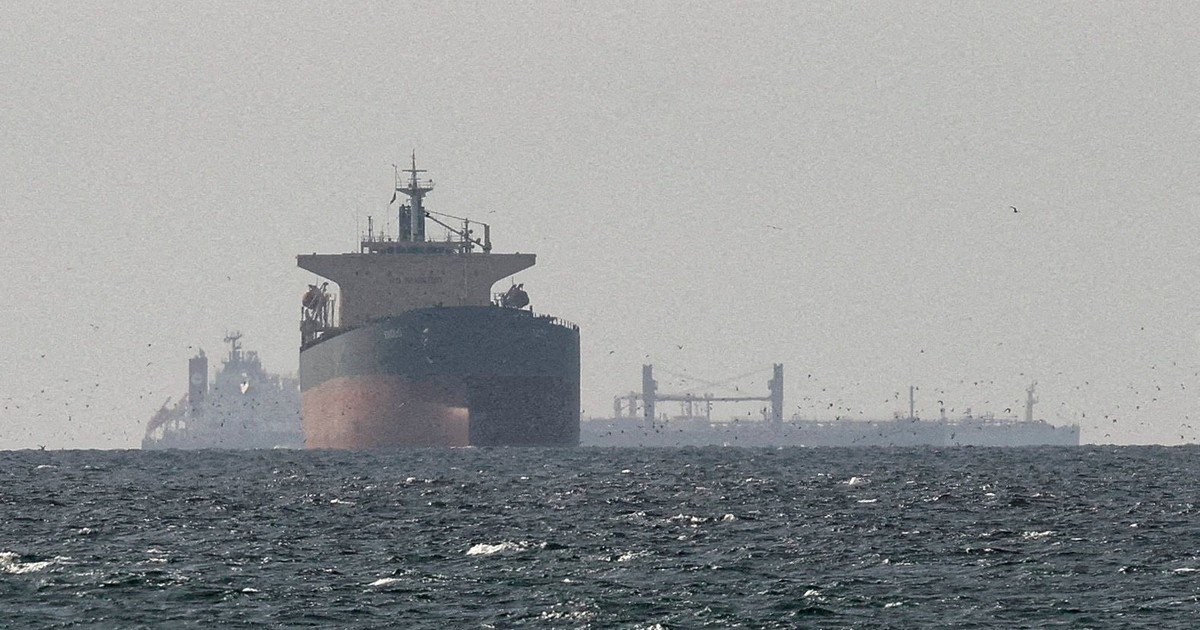 Extraño incidente con un barco incautado frente a Emiratos Árabes y que se dirige a Irán