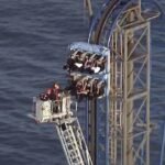 Ocho adolescentes quedaron atrapados en una montaña rusa en pleno ascenso vertical a 30 metros de altura: cuatro horas de pánico durante el rescate
