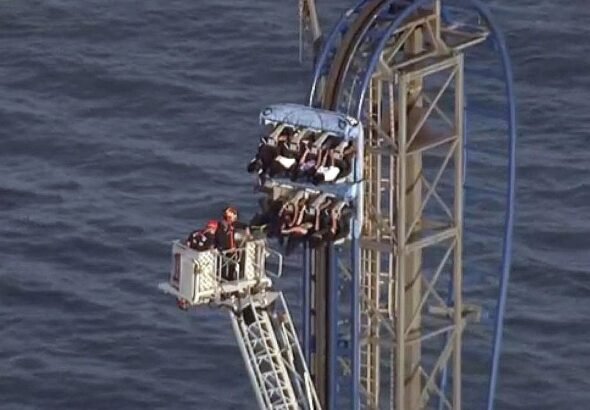 Ocho adolescentes quedaron atrapados en una montaña rusa en pleno ascenso vertical a 30 metros de altura: cuatro horas de pánico durante el rescate