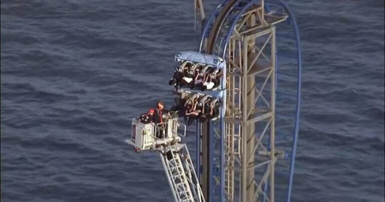 Ocho adolescentes quedaron atrapados en una montaña rusa en pleno ascenso vertical a 30 metros de altura: cuatro horas de pánico durante el rescate