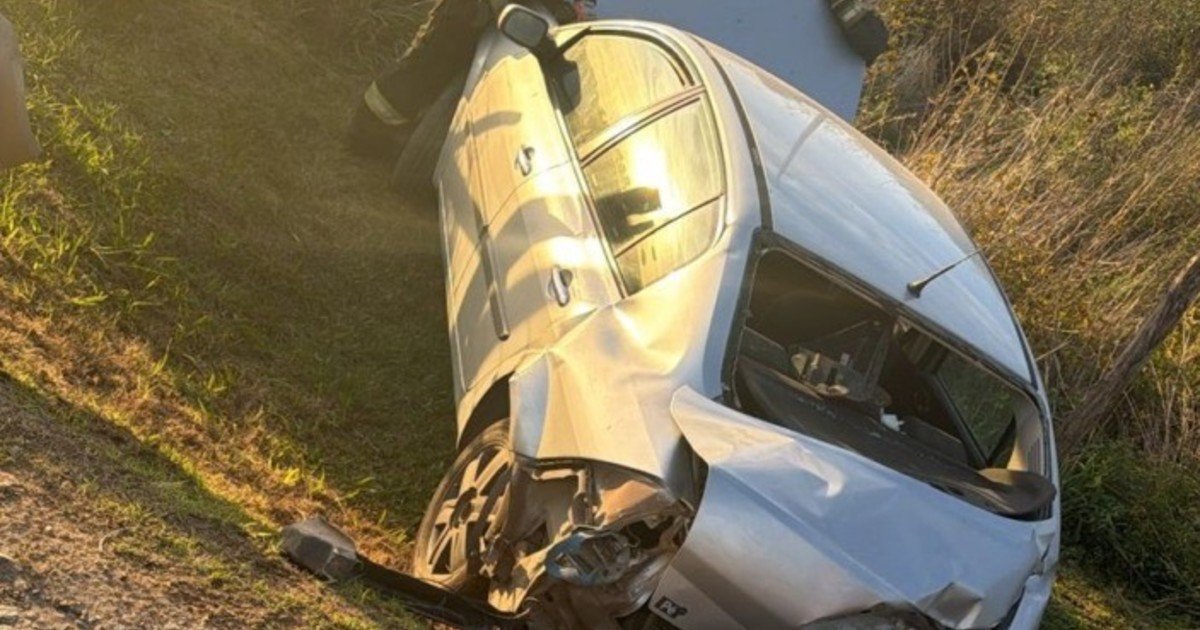 El tren que une Constitución con Mar del Plata embistió un auto: fue en Castelli y hay un herido