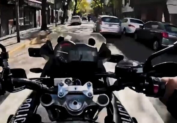 Persecución en la Ciudad: detuvieron a un motochorro colombiano tras perder el control de la moto mientras escapaba