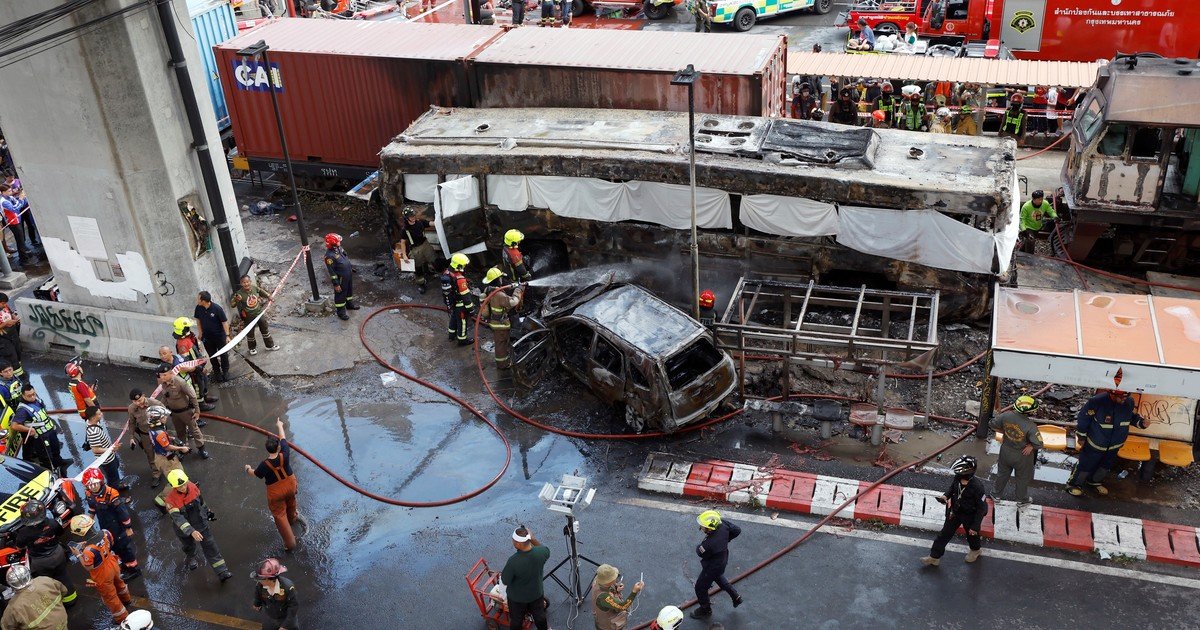 Tragedia en Bangkok: hay al menos ocho muertos y 35 heridos por el choque de un tren y un micro