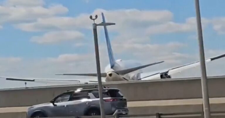 Un avión golpeó un poste de luz y una camioneta cuando iba a aterrizar en Nueva Jersey
