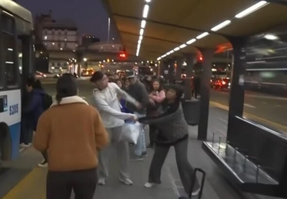 Intento de robo en vivo en Constitución: dos mujeres forcejearon por un celular en la parada del colectivo