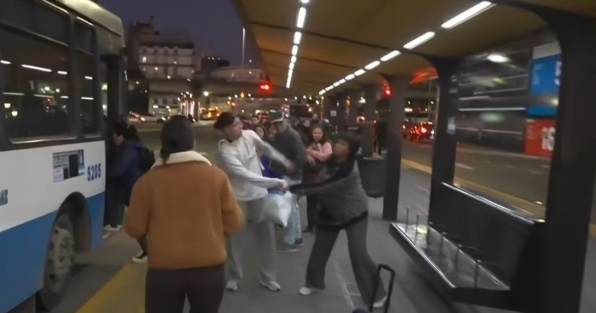 Intento de robo en vivo en Constitución: dos mujeres forcejearon por un celular en la parada del colectivo