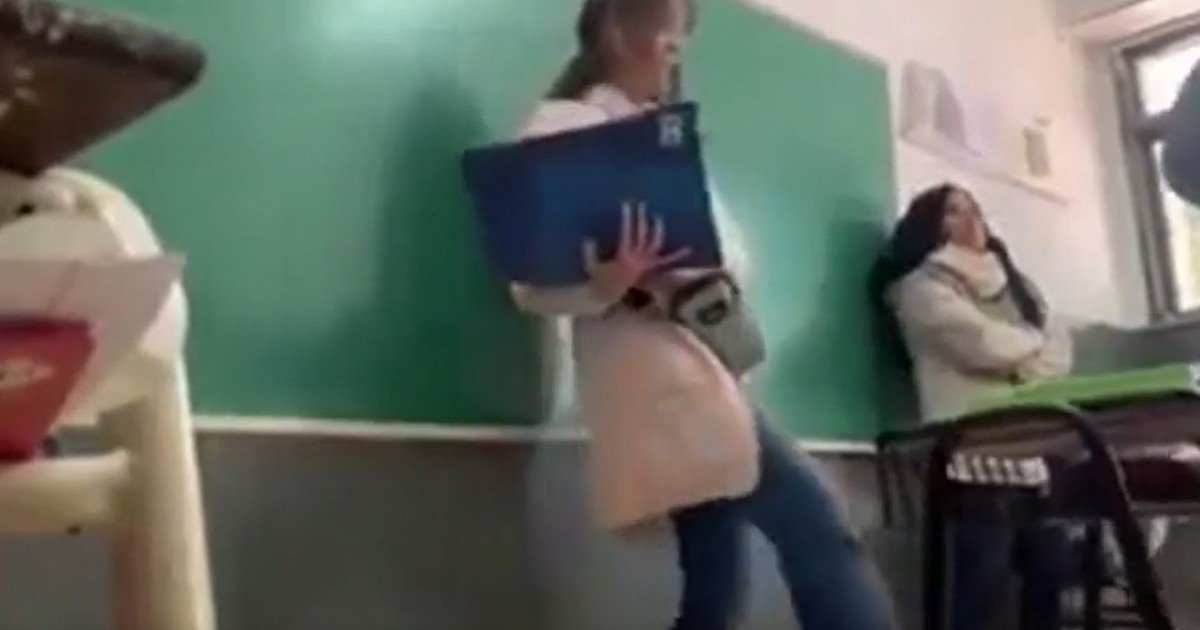 Polémica en Rosario por una vicedirectora que le pateó el pupitre a un alumno indisciplinado en clase: la madre salió a quejarse y defendió a su hijo