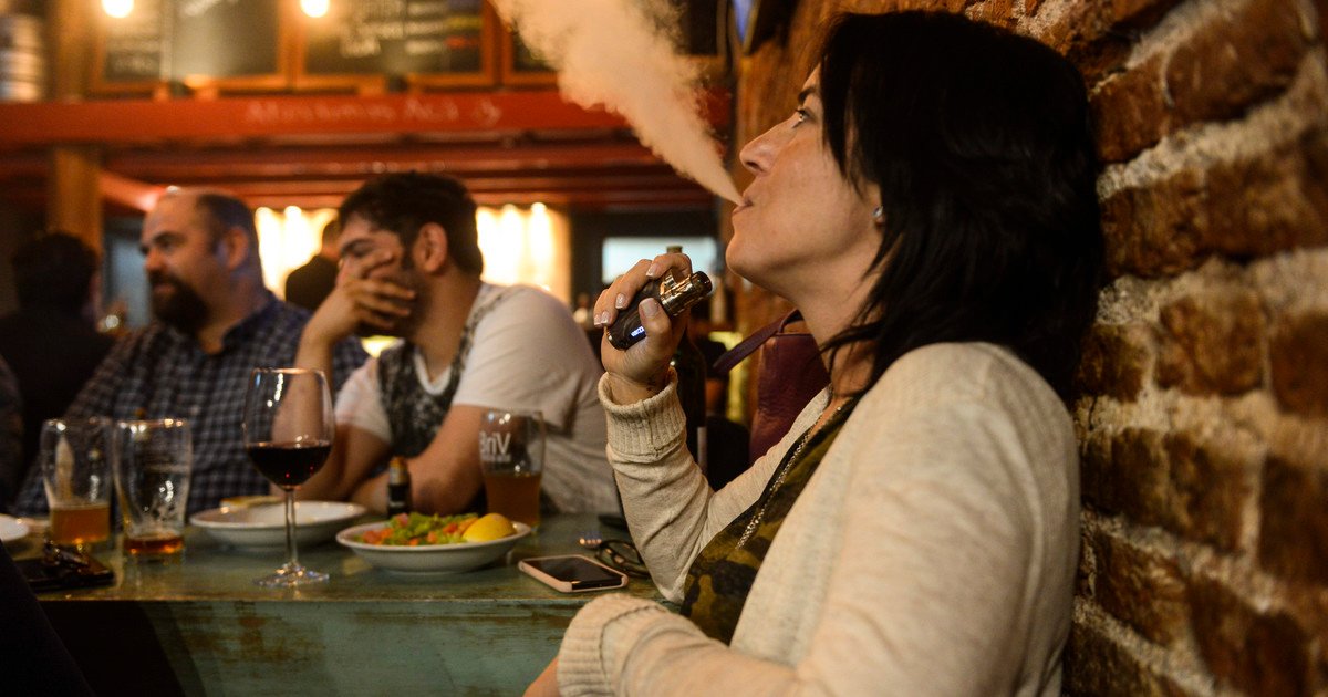 Fin a la prohibición: el Gobierno regula la venta de vapeadores, bolsitas de nicotina y tabaco calentado