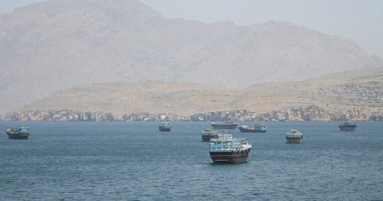 Irán dispara contra cuatro barcos en Ormuz y endurece el control del paso clave del petróleo