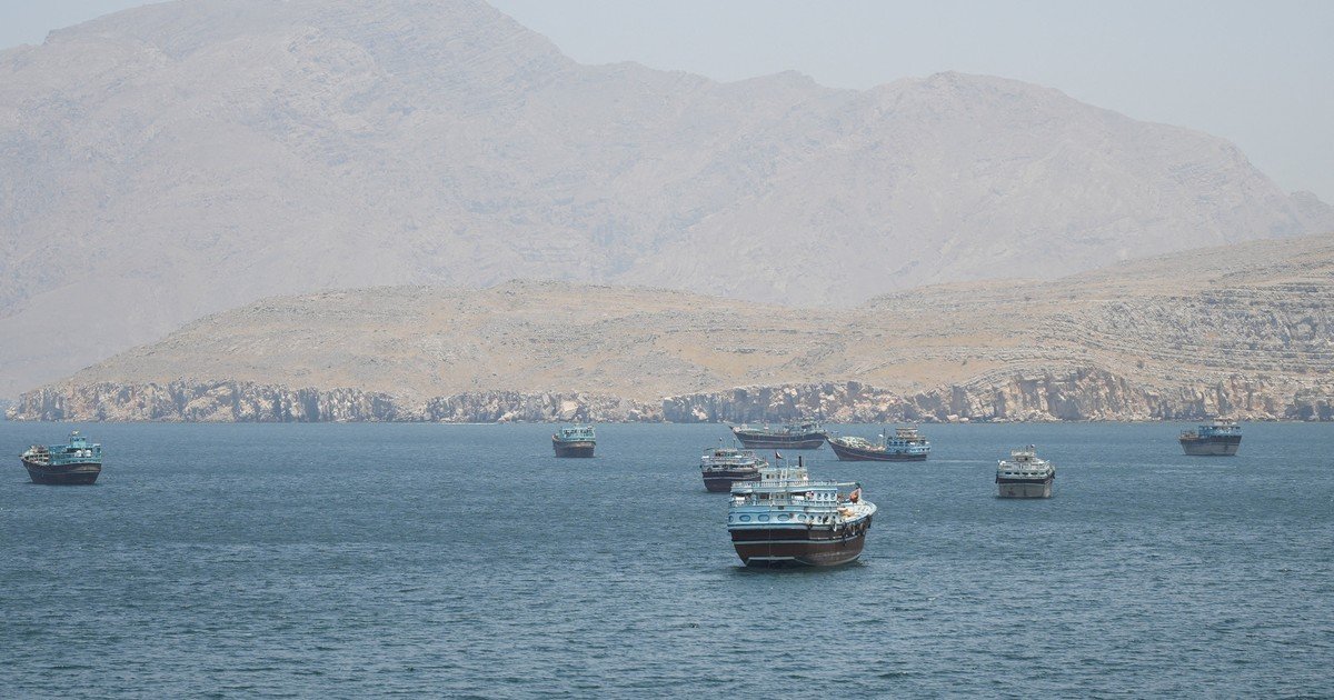 Irán dispara contra cuatro barcos en Ormuz y endurece el control del paso clave del petróleo