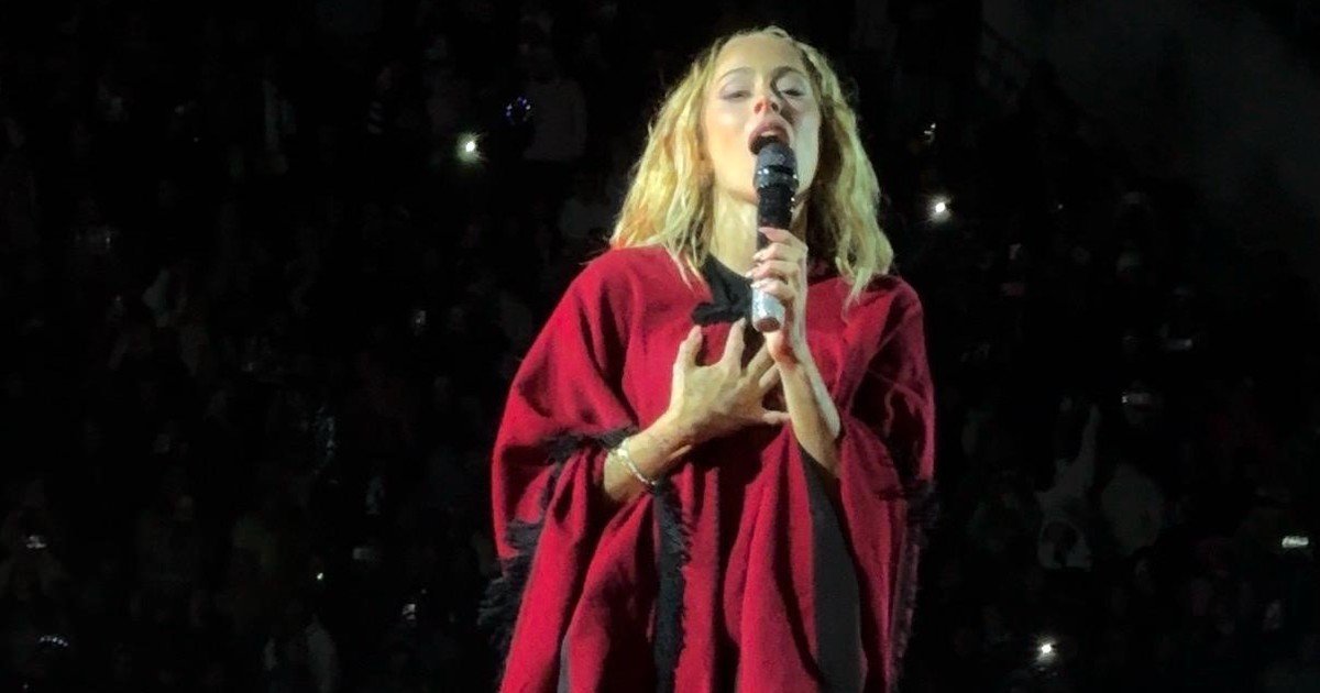 Tini Stoessel llevó su show más ambicioso a Salta, revoleó el poncho y habló sobre la violencia hacia las mujeres: "Anímense a denunciar"