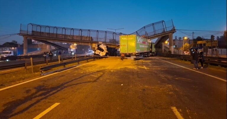 Se cayó un puente sobre la Panamericana en Escobar tras el choque de un camión cargado con arena: otro camión quedó atrapado bajo la estructura
