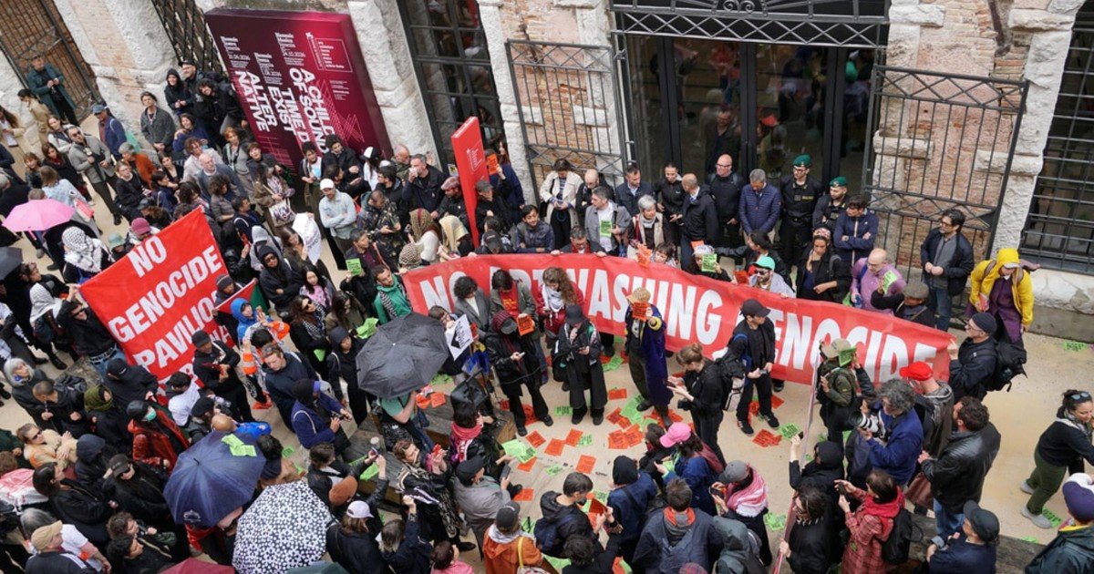 Entre tormentas y controversias, la Bienal de Venecia celebra el arte como refugio contra el cinismo