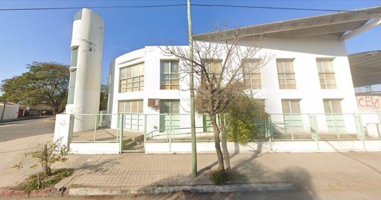 Demoraron a un chico de 14 años que llevó un arma al colegio: había publicado una foto en redes