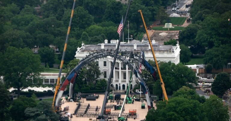 El último capricho de Donald Trump: arrancaron las obras en los jardines de la Casa Blanca para el mega evento de UFC con el que celebrará sus 80 años
