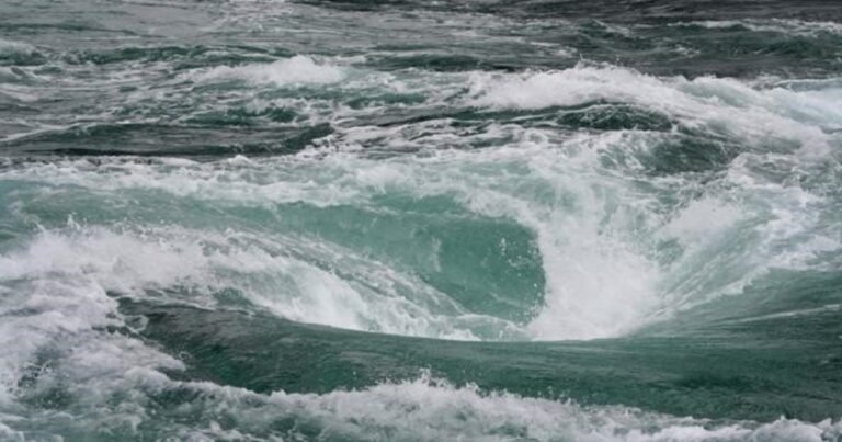 Los remolinos oceánicos están impulsando las corrientes costeras con más fuerza de lo esperado: una mayor actividad parece acelerar el calentamiento en la superficie, a lo largo de las costas del mundo