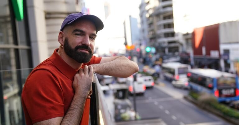 El autor de Una Navidad de Mierda viajó desde Barcelona para ver el fenómeno teatral: "Al principio me horroricé con el título que le pusieron aquí, pero ahora estoy fascinado"