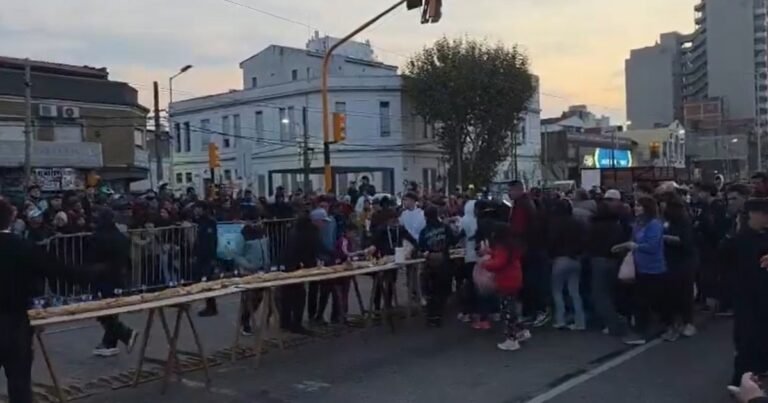 Descontrol en Avellaneda por el sándwich de matambre a la pizza más largo del mundo: derribaron vallas para llevarse una porción