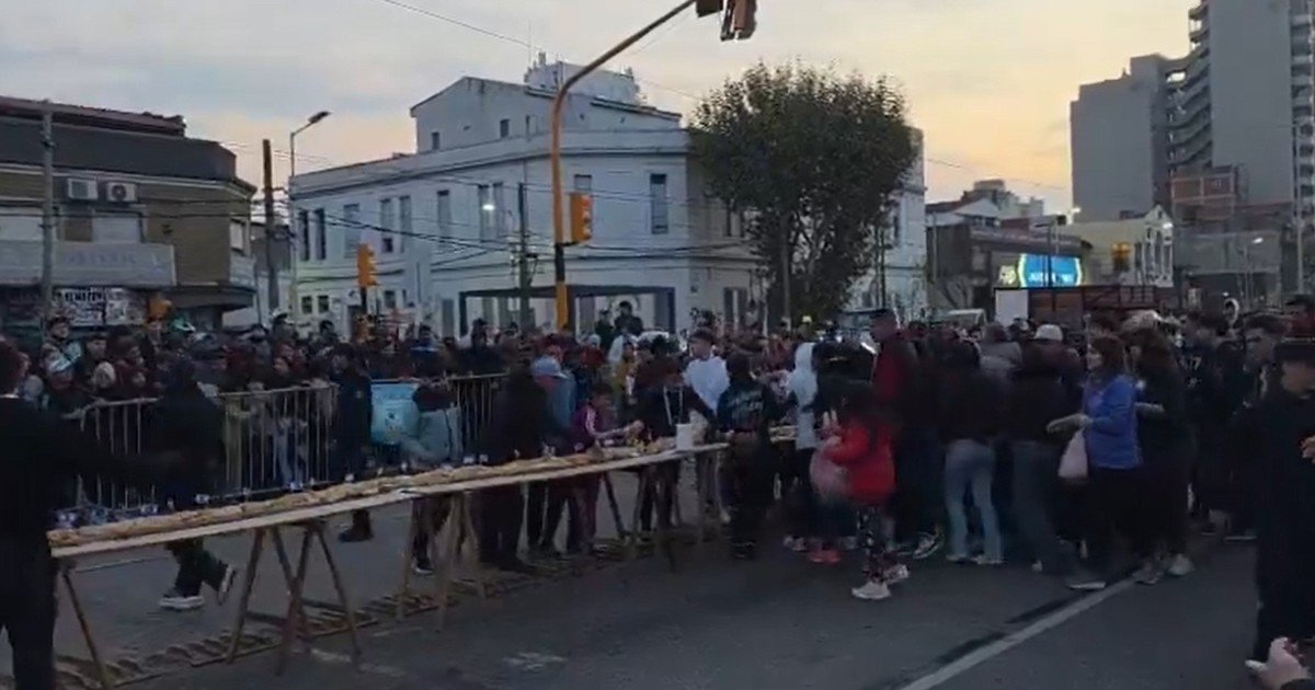 Descontrol en Avellaneda por el sándwich de matambre a la pizza más largo del mundo: derribaron vallas para llevarse una porción